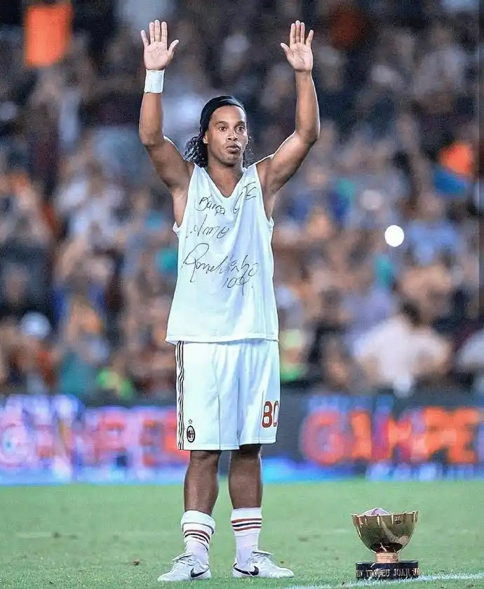 对他表现出 对他表现出